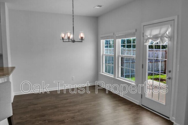 Building Photo - 821 Redbud Ln