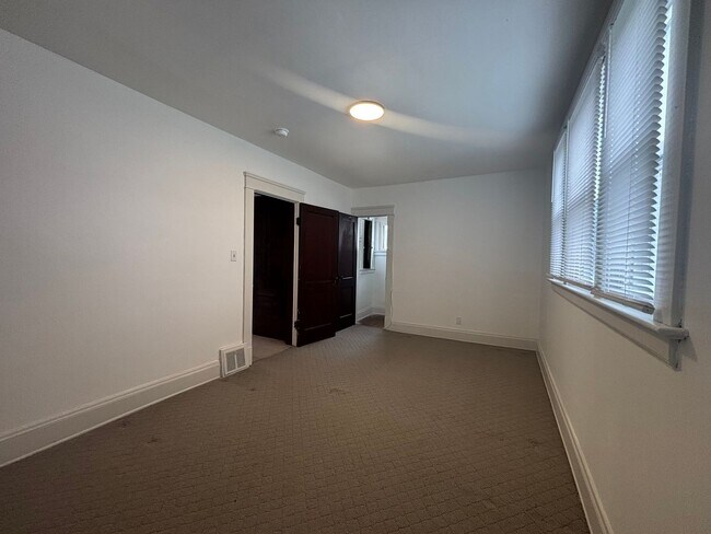 Building Photo - Spacious Single Family Home with Central Air