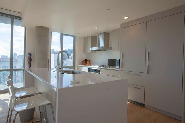 Building Photo - 2BD/2BA Modern Condo w/ Abundant Natural L...