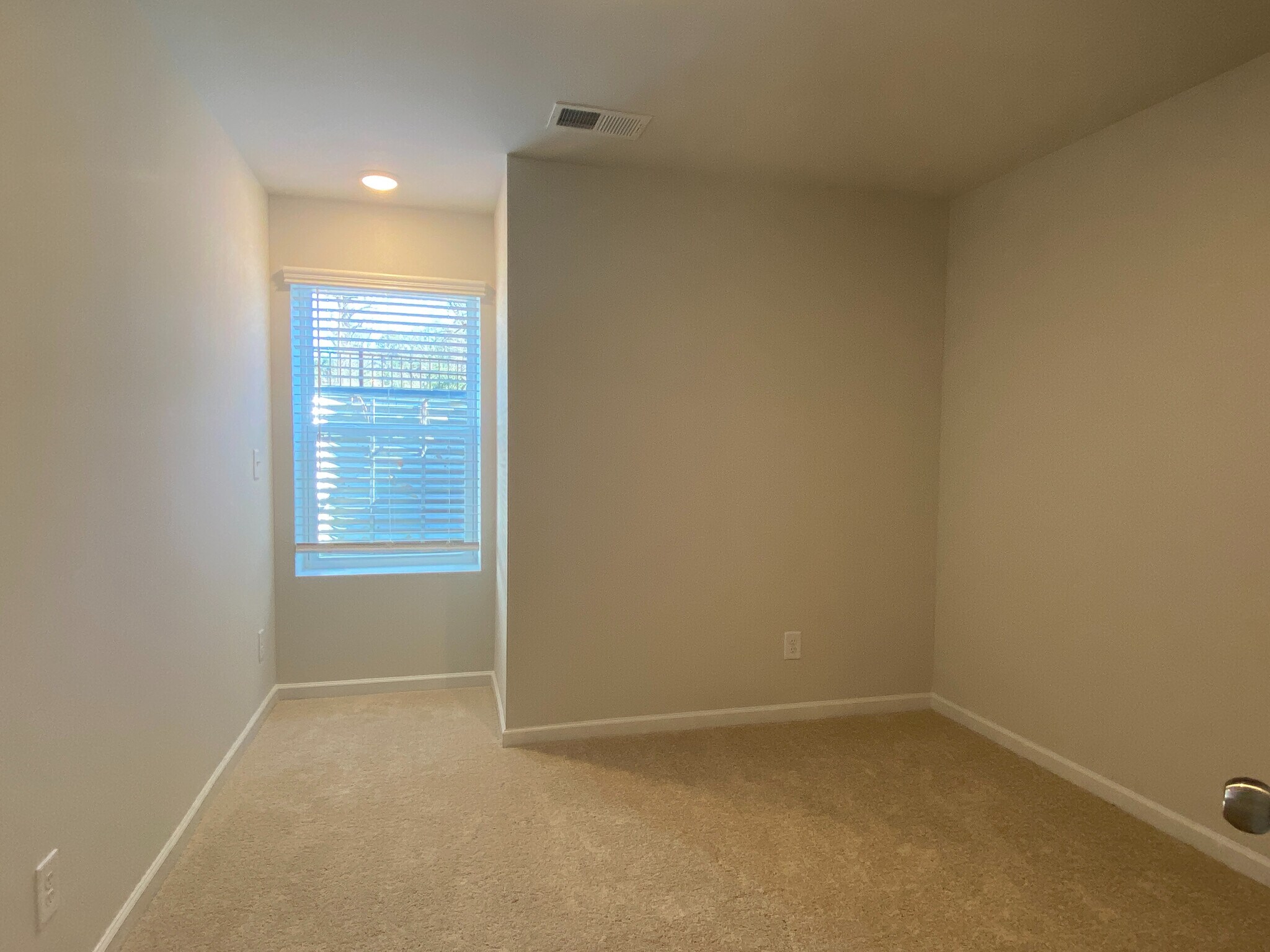 Building Photo - Room in Townhome on Statesville Ave
