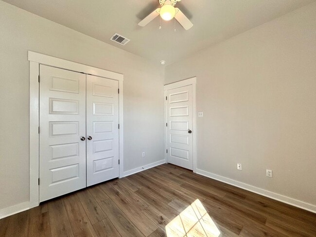 Building Photo - Spacious 3-Bed, 2-Bath Home with 2-Car Gar...