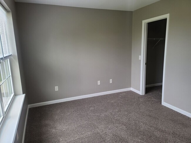 Building Photo - 3 Bed 2.5 Bath Townhome Ready for You in W...