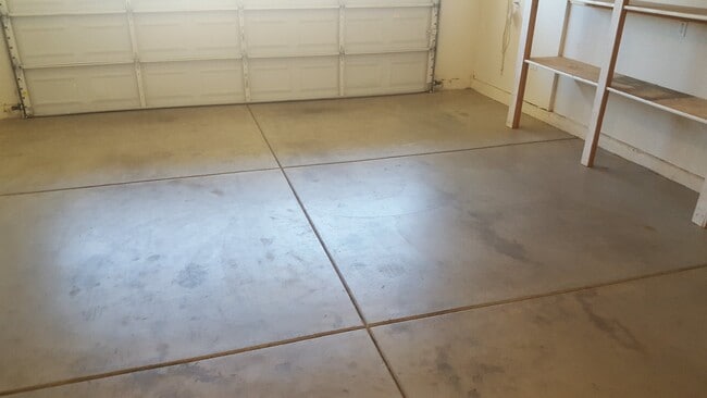 Building Photo - 4 Bedroom Home