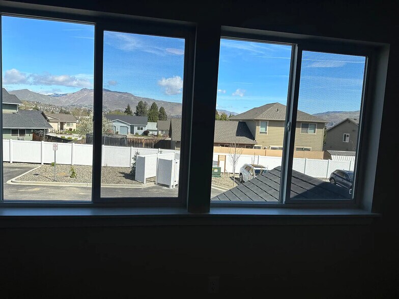 Building Photo - 910 Poplar Ave