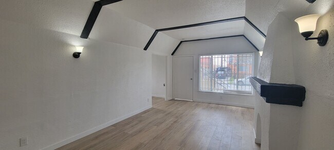 Building Photo - 1120 Amalia Ave
