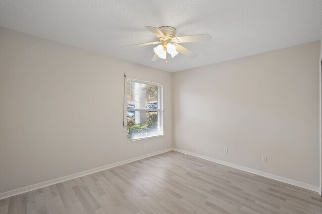 Building Photo - 2 bed + den 2 bath condo, just 2.5 miles from the beach!