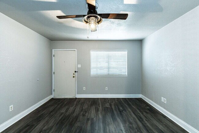 Building Photo - Cute 3 Bedroom 1 bathroom Home