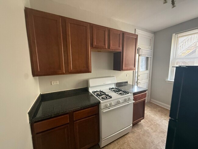 Building Photo - 7350 N Damen Ave