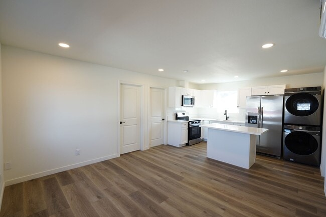 Building Photo - 1600 E Columbia Ave