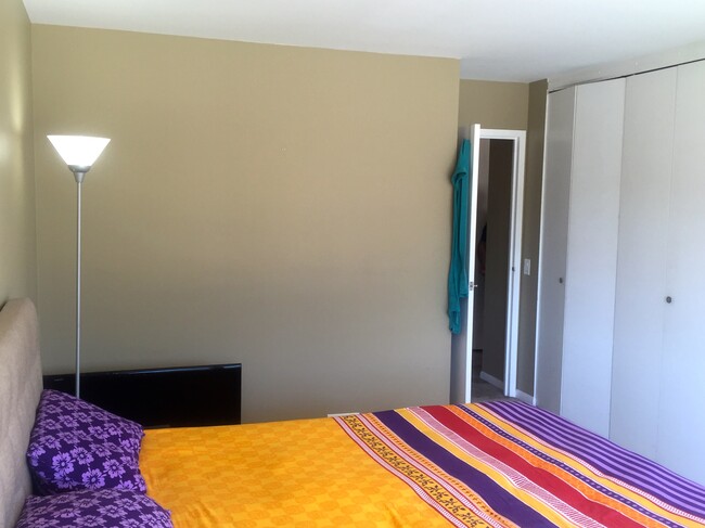 Building Photo - 5445 N Sheridan Rd