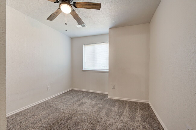 Building Photo - 727 Vicksburg Ave