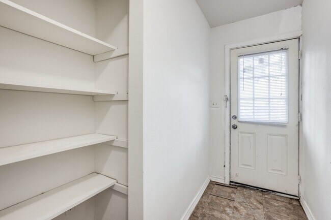 Building Photo - Discover Your Oasis in the Heart of Montrose!