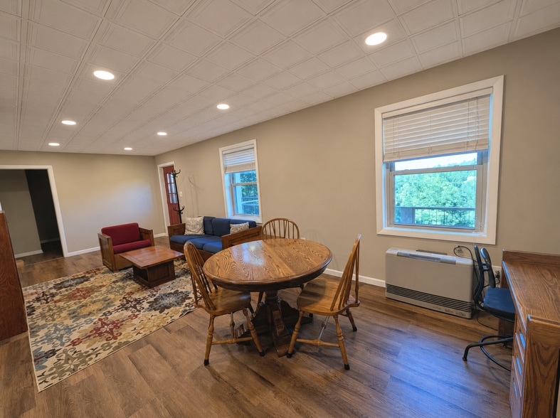 Building Photo - 390 Eastview Dr