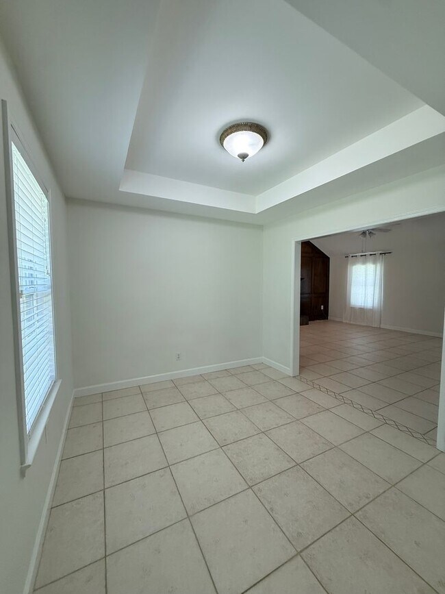 Building Photo - New Listing!