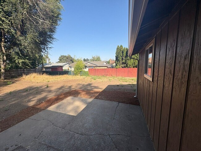 Building Photo - 3 Bedroom/2 Bath single story home