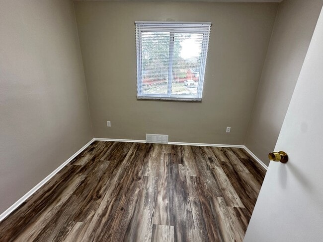 Building Photo - 3 Bed 1.5 Bath with an Additional Bedroom