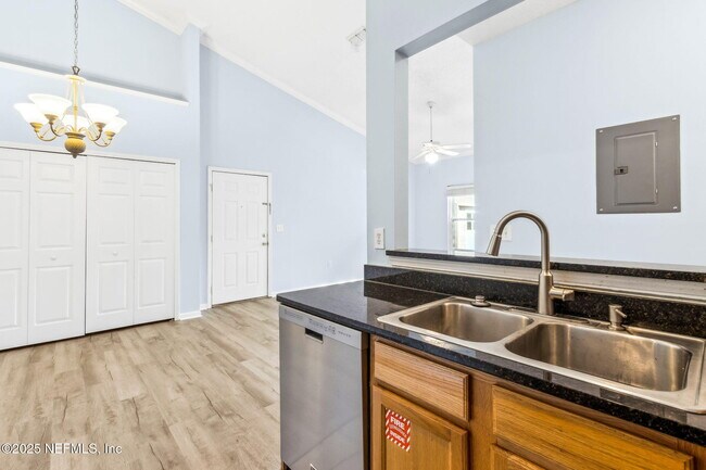 Building Photo - 1601 Nectarine St