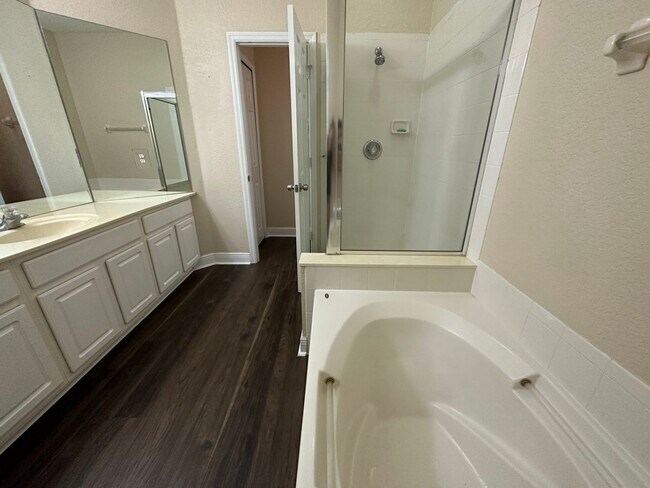 Building Photo - 2211 Pine Oaks Tr