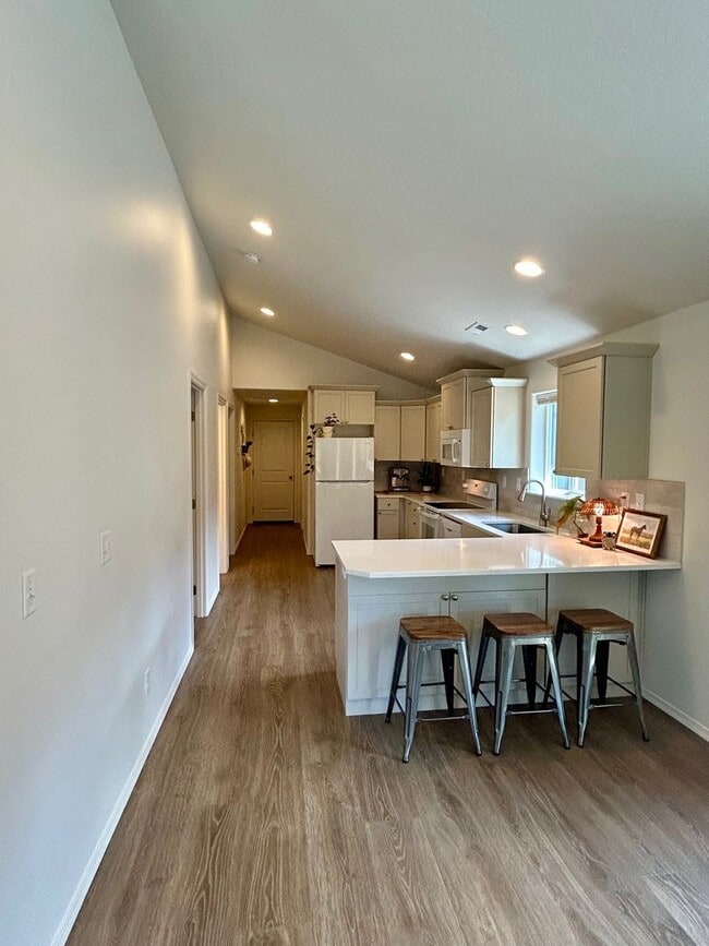 Building Photo - Town Access 2-bd Bungalow in Beautiful Sis...