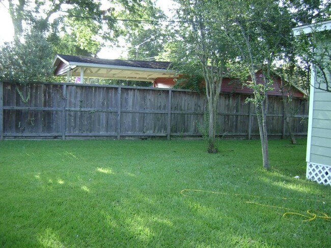 Building Photo - 914 E 25th St