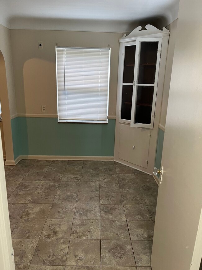 Building Photo - 15205 Maplewood Ave