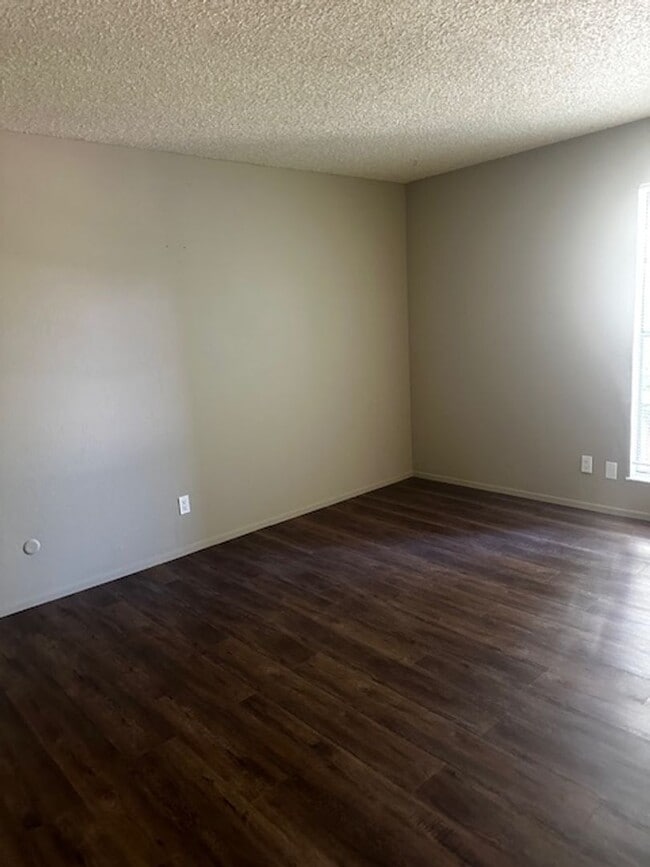 Building Photo - 2 bedroom & 1 bath condo in a parklike set...