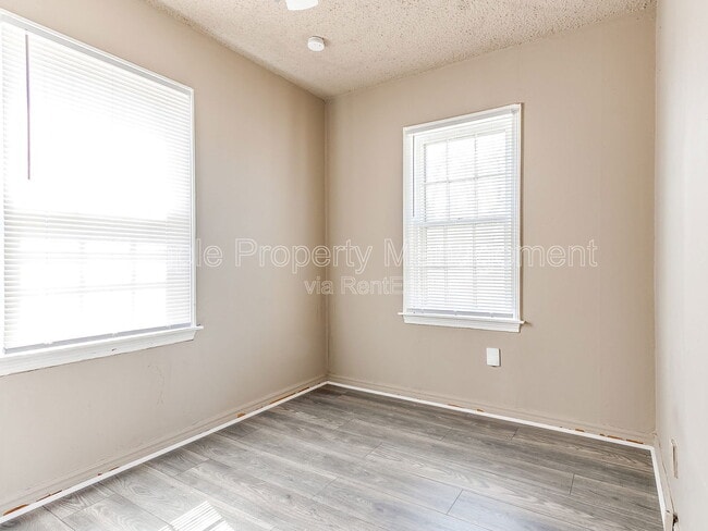 Building Photo - 4011 N Rockwell Ave