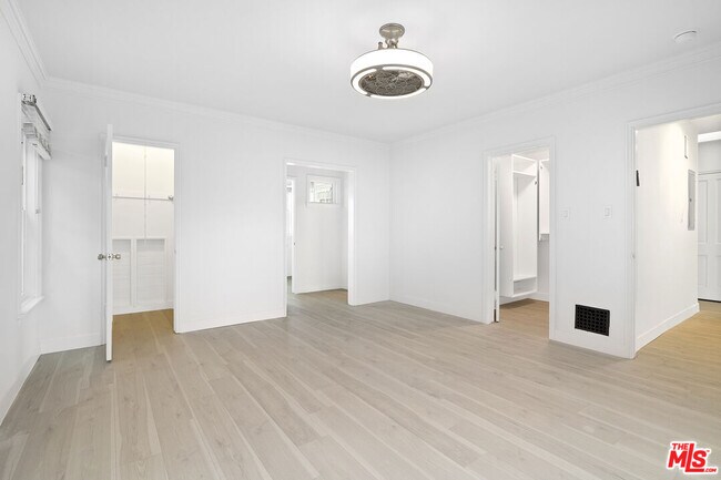 Building Photo - 142 N Hamilton Dr