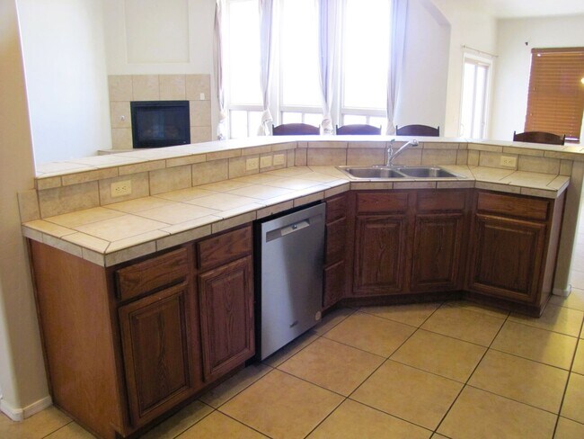 Building Photo - Spacious 3BR/2BA/2.5 CG, 2167 sq.ft. renta...