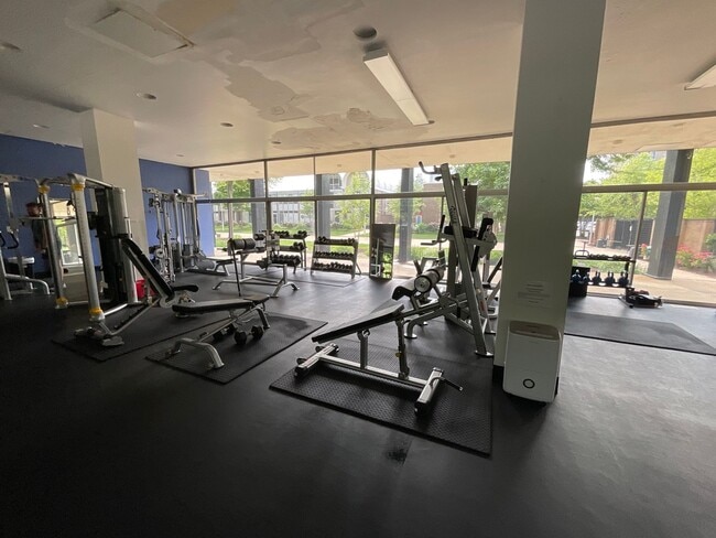 Building Photo - Spacious RiverPark 1 bedroom located near ...