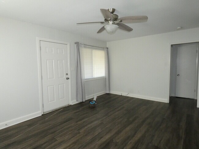 Building Photo - Beautiful Home in North Kansas City School...