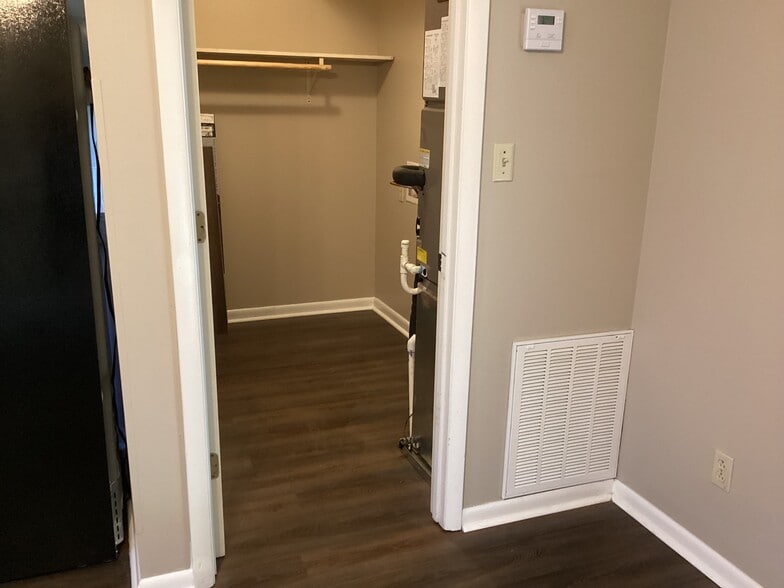 Walk in laundry room - 1025 W Mountain View Rd