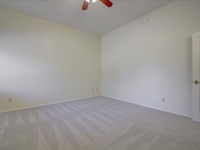 Building Photo - 4 Bedroom 4 Bathroom