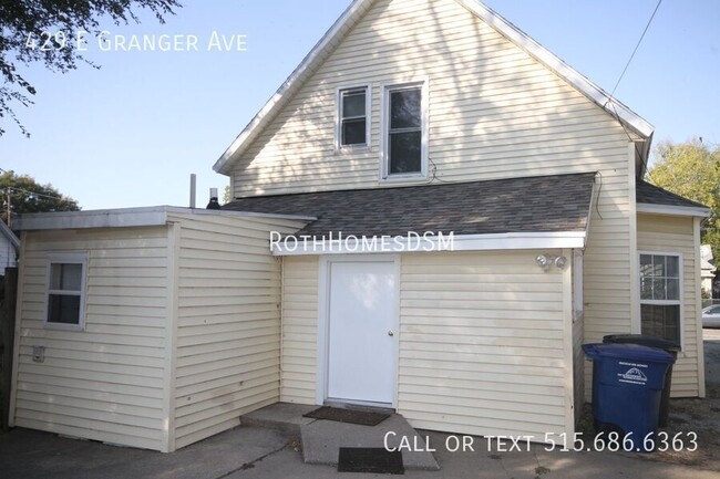 Building Photo - 3 Bedroom 2 Bath 2 Car Garage Large 1 1/2 ...