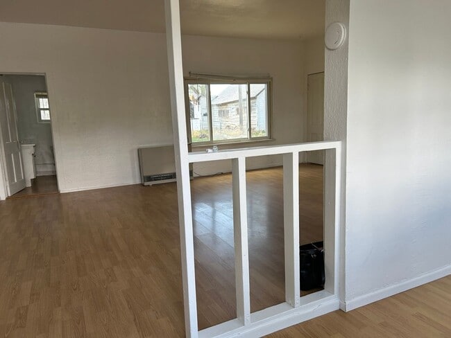 Building Photo - 2 Bed 1 Bath Large House with Fenced Yard and Washer Dryer Hookups