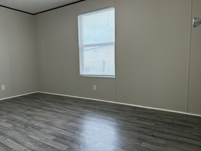 Building Photo - 603 Aster Bend