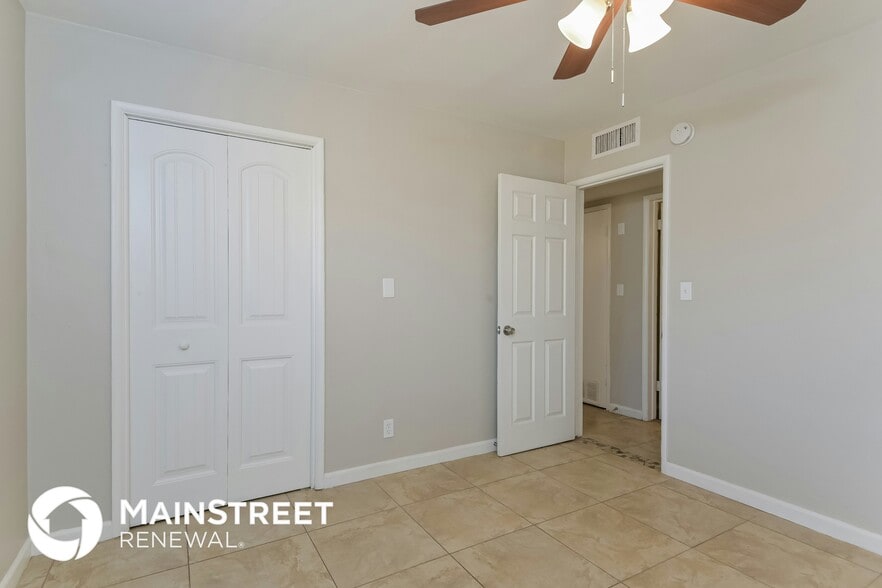 Building Photo - 3701 E Dover Stravenue