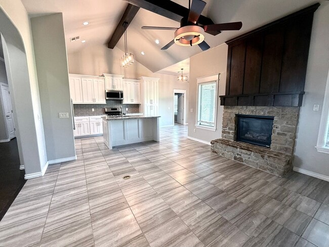 Building Photo - Beautiful 3BD 2BA w/ Bonus Room Located in...