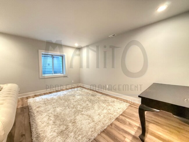 Building Photo - Spacious South Hill Home