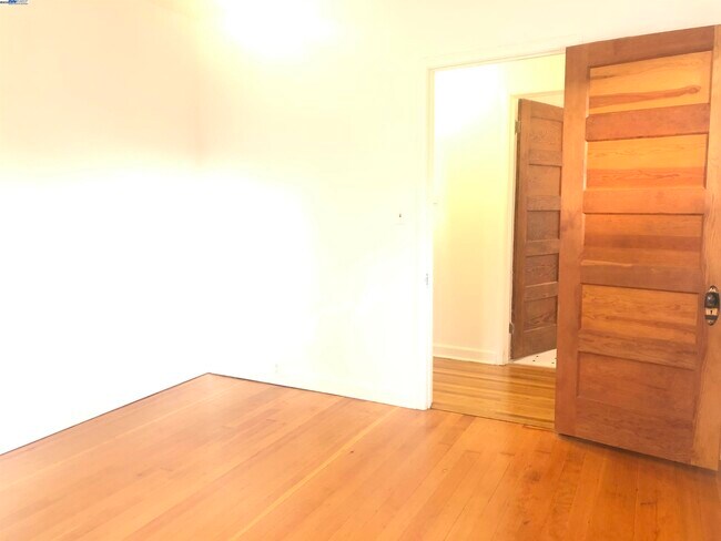 Building Photo - 466 Ruthven Ave