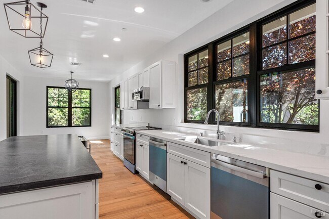 Building Photo - 1560 Laurel St