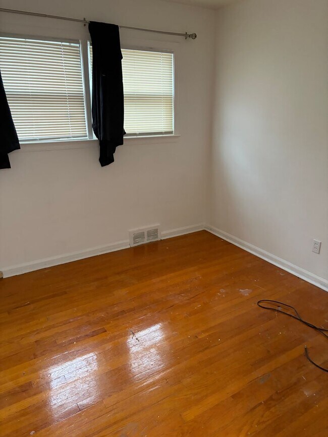 Building Photo - 3 bedroom 1 bath Ranch with basement