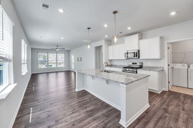 Building Photo - Elegant 4 Bedroom 2.5 Bathroom Home Near Downtown Greenville $2,500/mo rent