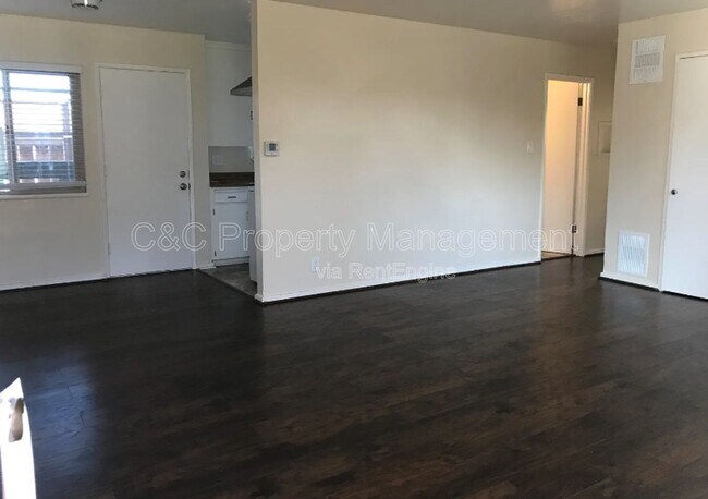 Building Photo - 926 Lupin Dr