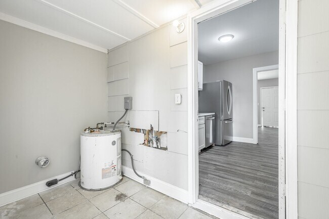 Building Photo - 5107 Sunbeam Ave