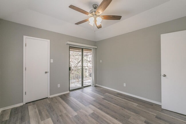 Building Photo - COMING SOON! FULLY REMODELED 2 bedroom, 2 ...
