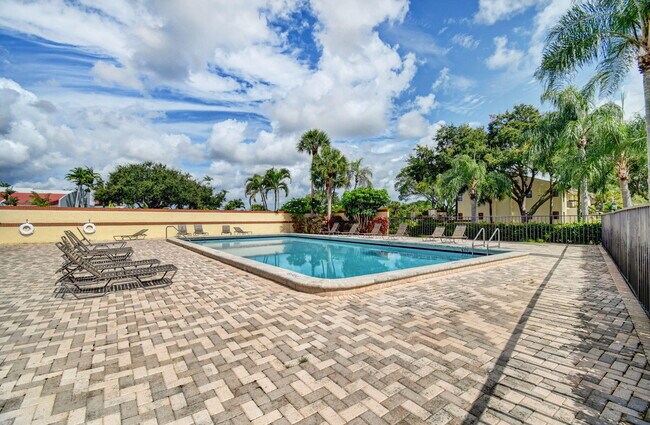 Building Photo - 6649 Somerset Dr