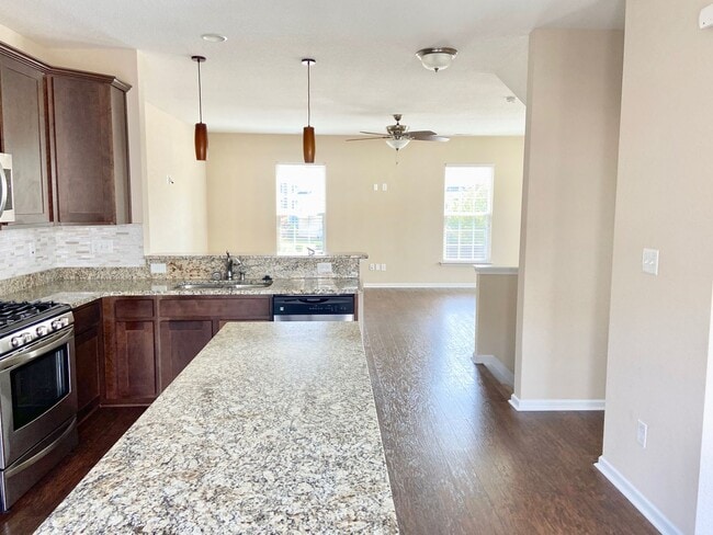 Building Photo - 4BD/3.5BA Gorgeous End Unit Townhouse with...