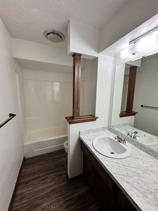 Building Photo - 2 bed 2 bath duplex refreshed with new flooring and bathroom countertops and paint, spacious and ...