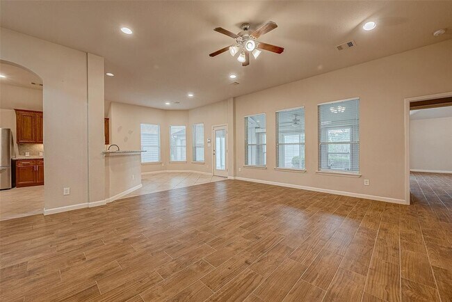 Building Photo - 722 Silver Creek Cir